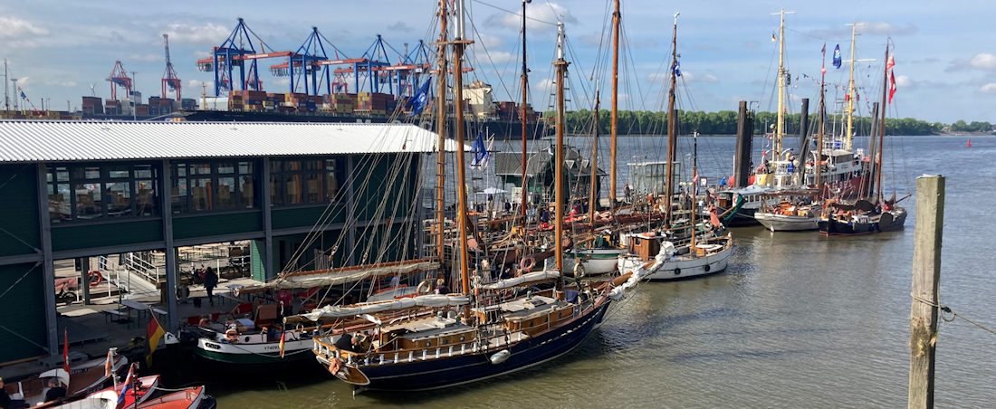 Blick auf den Hafen von der Brücke aus gesehen