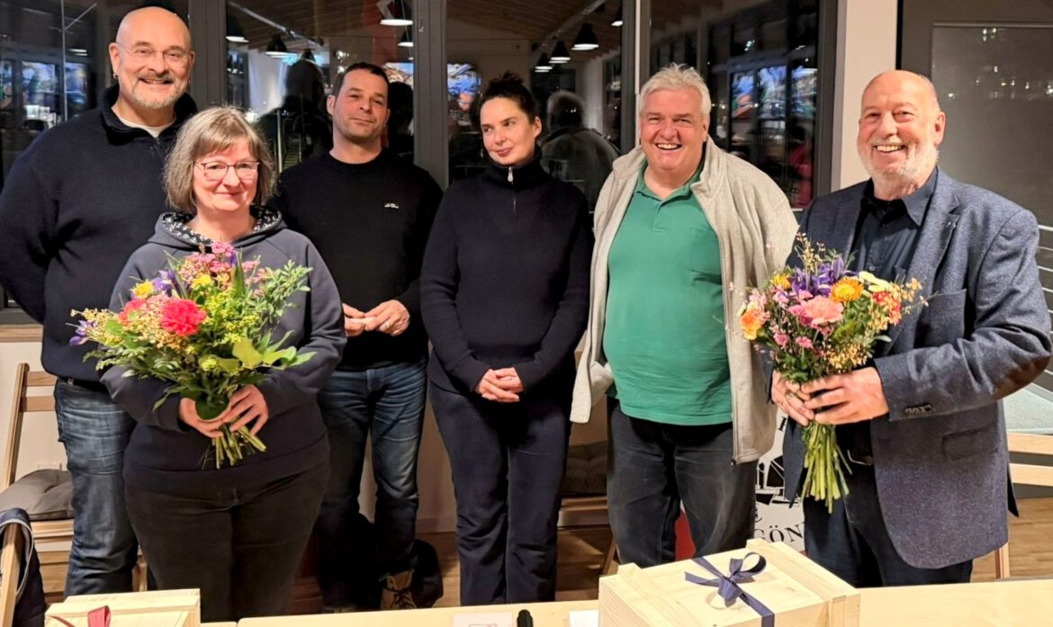 Foto mit den alten und neuen Vorstandsmitgliedern