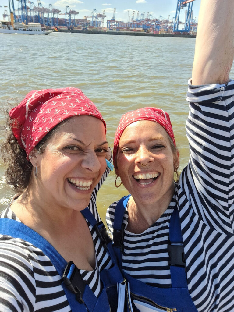 Foto des fröhlich lachenden Duos "Elli und Ella"