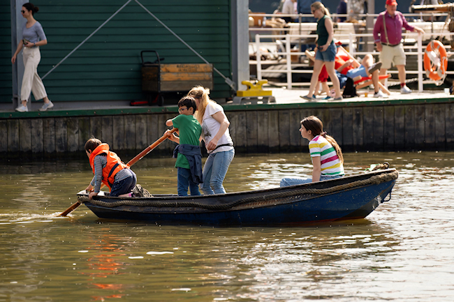 Foto mit einem Wriggerboot im Hafen