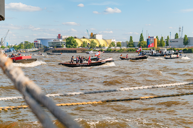 Festmacherboote im Rennen auf der Elbe
