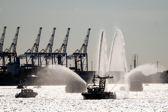 Der Wasserwerfer vor der Einlaufparade