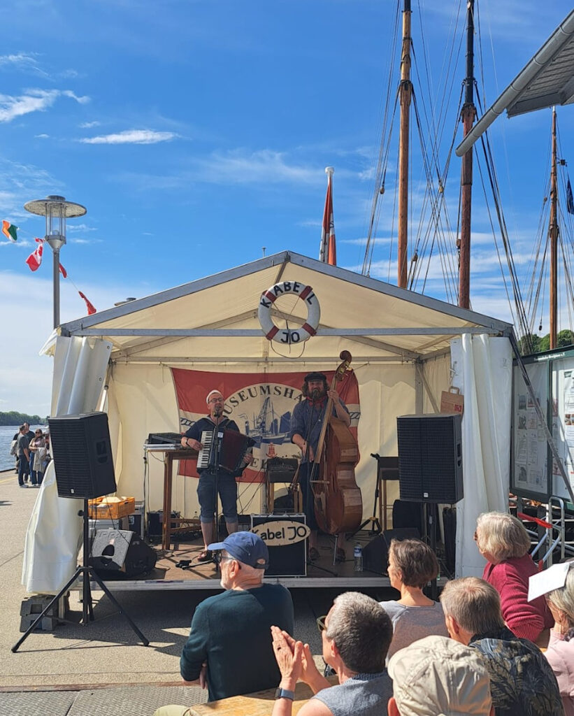 Foto mit der Kabel-Jo-Band auf der Bühne im Museumshafen