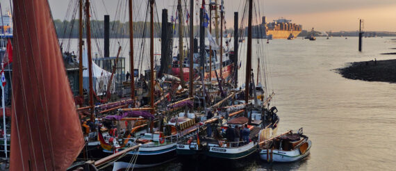 Foto der Schiffe im Hafen bei Sonnenuntergang