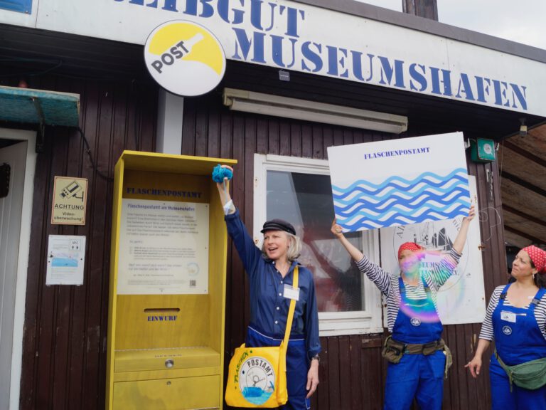 Dorith Ehlers präsentiert den Flaschenpost-Briefkasten