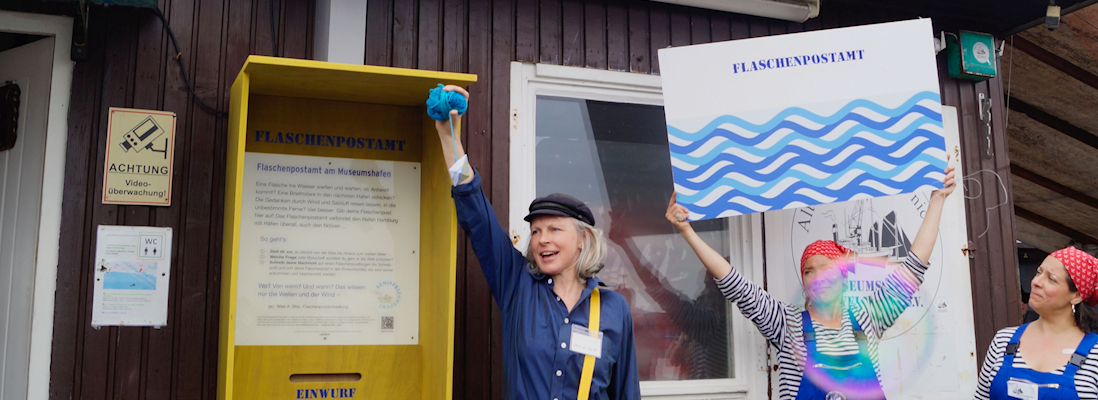 Dorit Ehlers präsentiert den Flaschenpost-Briefkasten