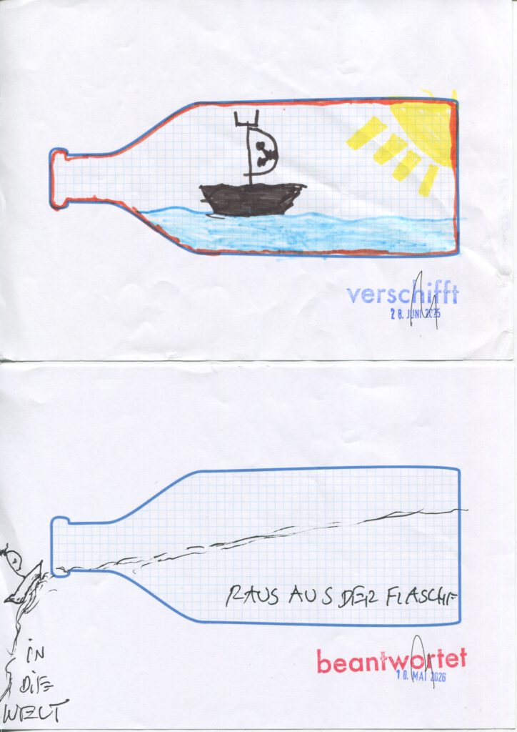 Zwei Beispielbilder von Flaschenpost mit Text und Grafiken in einer bildlich dargestellten Flasche