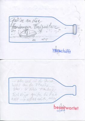 Zwei Beispielbilder von Flaschenpost mit Text und Grafiken in einer bildlich dargestellten Flasche