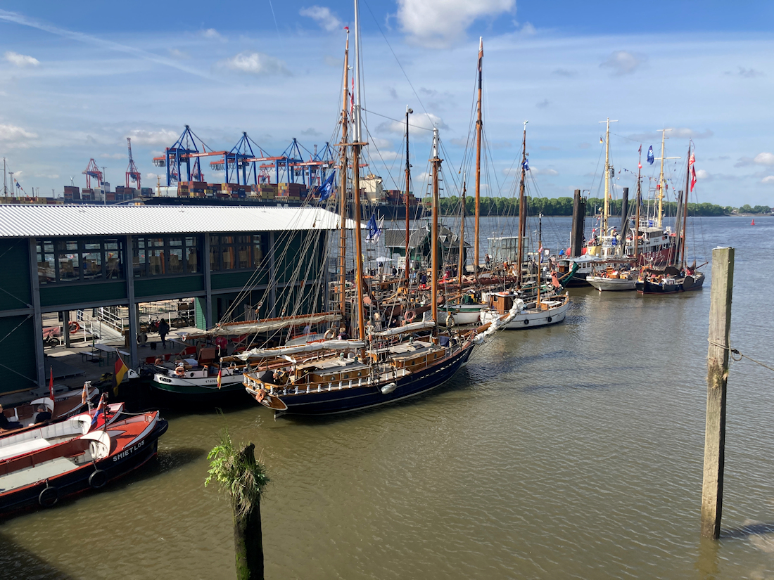 Blick auf den Hafen von der Brücke aus gesehen